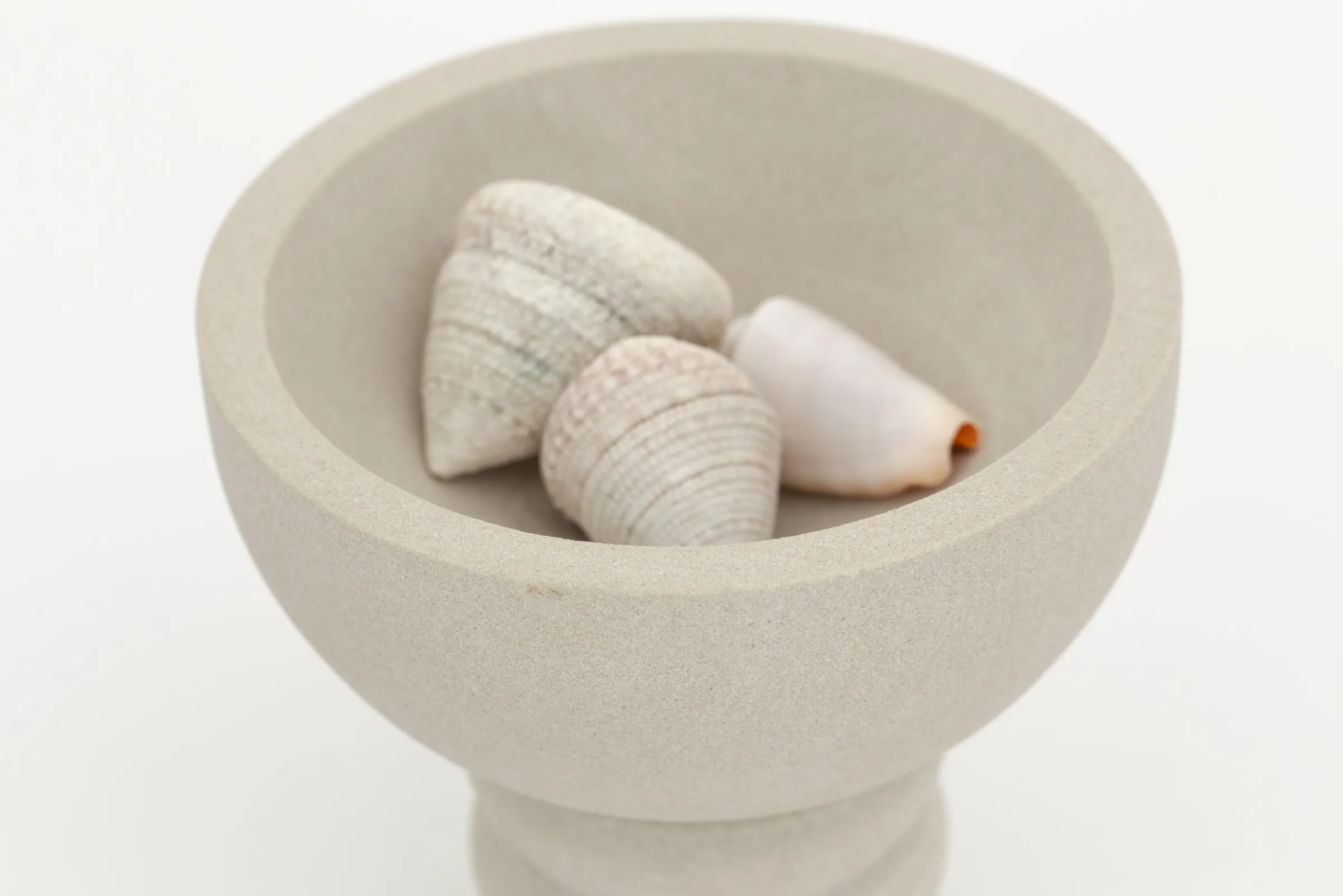 Flamant Costanza, Kom, Zandsteen^ Decoratie